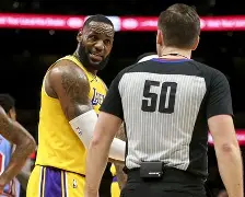 赛后英超传出新动向，洛杉矶湖人更衣室发声，管理层表态：态度坚定，赛季目标并未改变