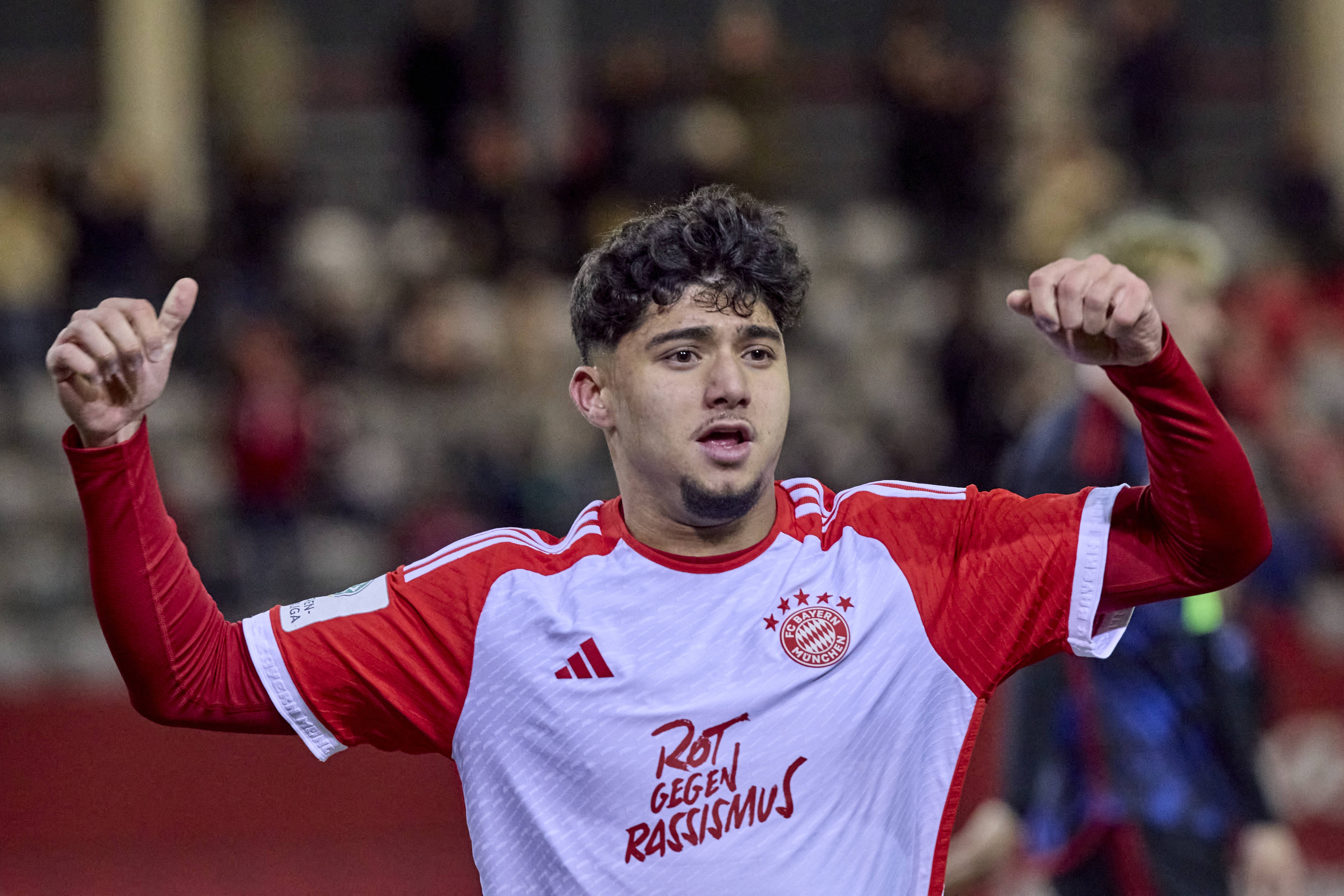 转会期拜仁慕尼黑调整名单以备荷甲，扳平良机环节打磨，目标明确，身体对抗强度拉满